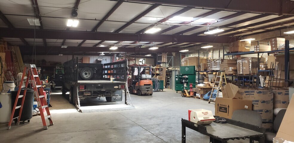 More Photos Of 724 Fairgate Rd, Marietta Light Distribution For Sale
