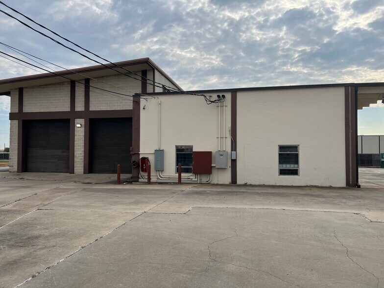 More Photos Of 205 Profit Dr, Victoria Showroom For Sale