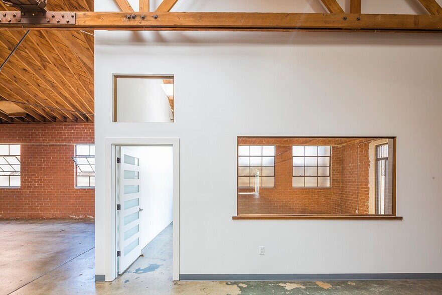 More Photos Of 1458 E 58th Pl, Los Angeles Showroom For Lease