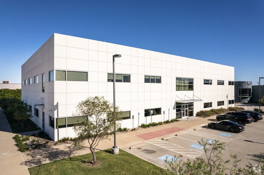 Primary Photo Of 4090 Mapleshade Ln, Plano Medical For Lease