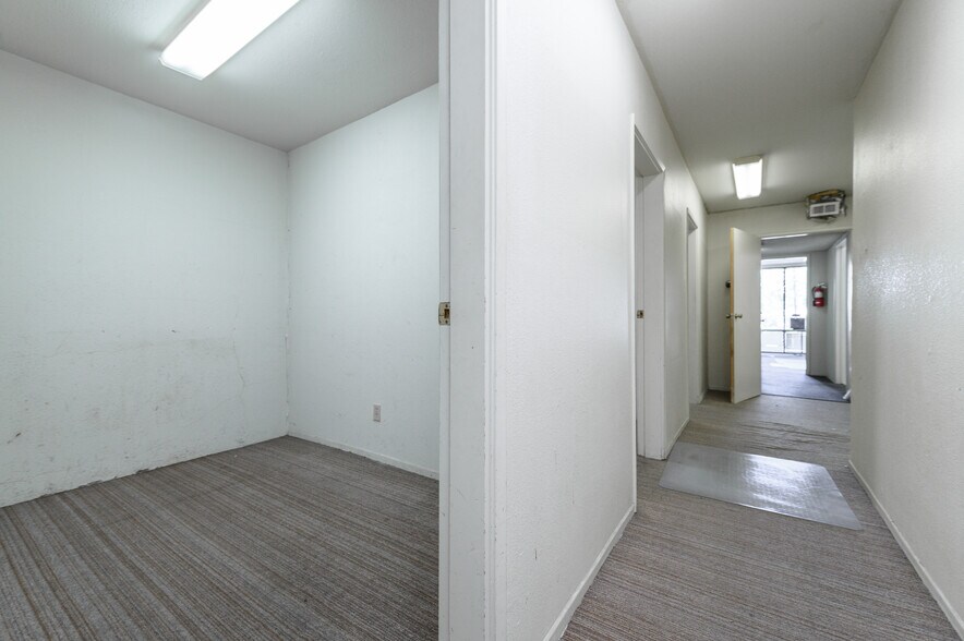 More Photos Of 711 W 17th St, Costa Mesa Light Manufacturing For Sale