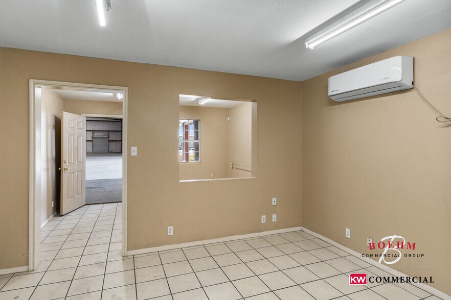 More Photos Of 100 Lupita Cir, Del Rio Distribution For Sale