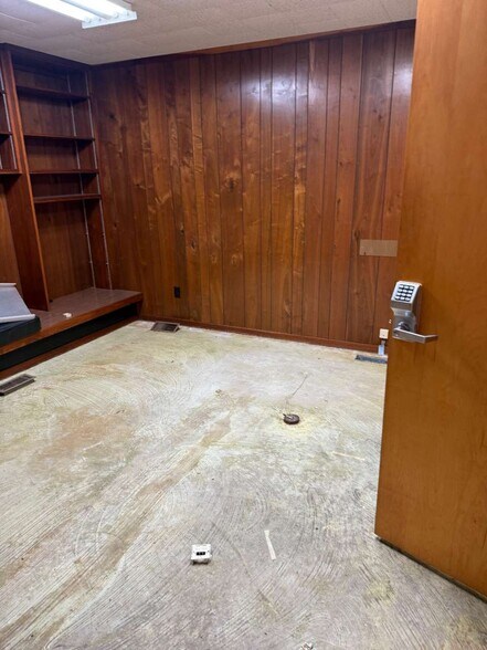 More Photos Of 2890 S Lookout St, Claremont Light Distribution For Lease