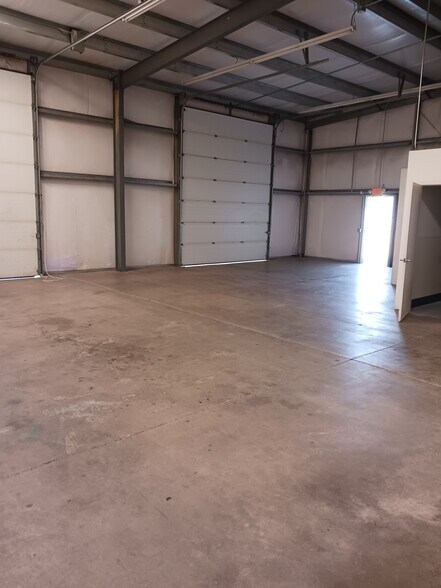 More Photos Of 8300 E Valencia Rd, Tucson Warehouse For Lease