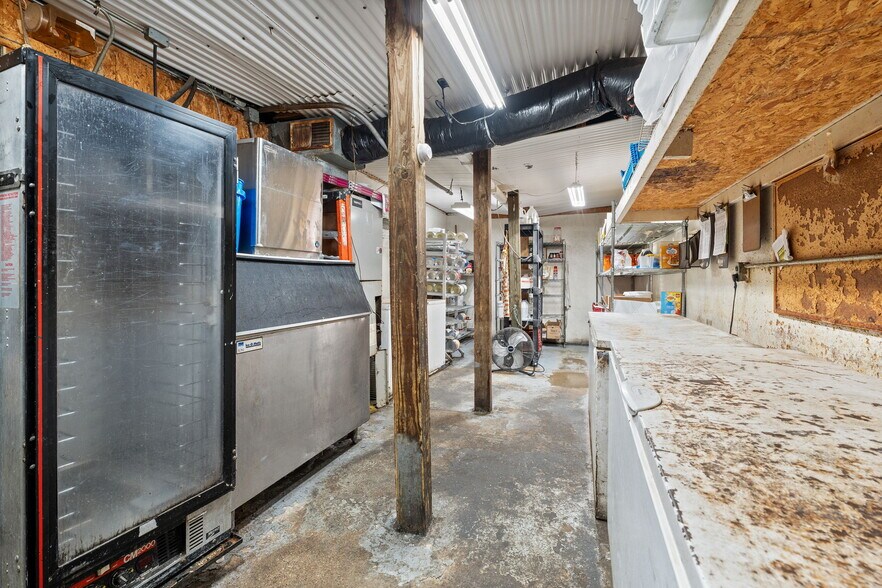 More Photos Of 1616 N Section St, Sullivan Sports And Entertainment For Sale