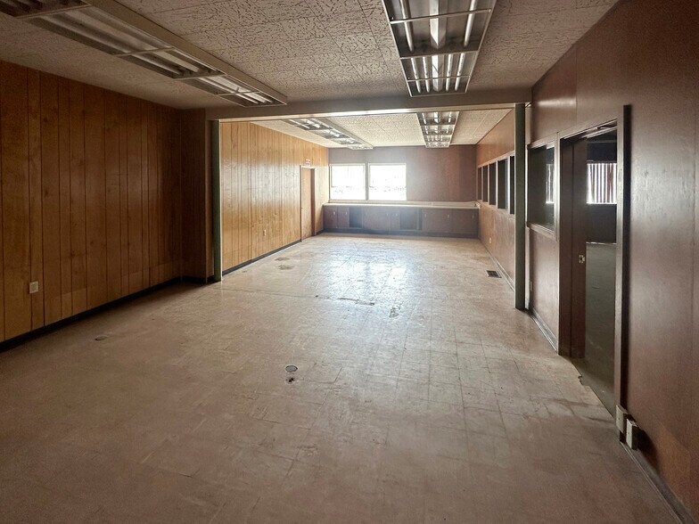 More Photos Of 1100 W Del Norte St, Eureka Truck Terminal For Lease