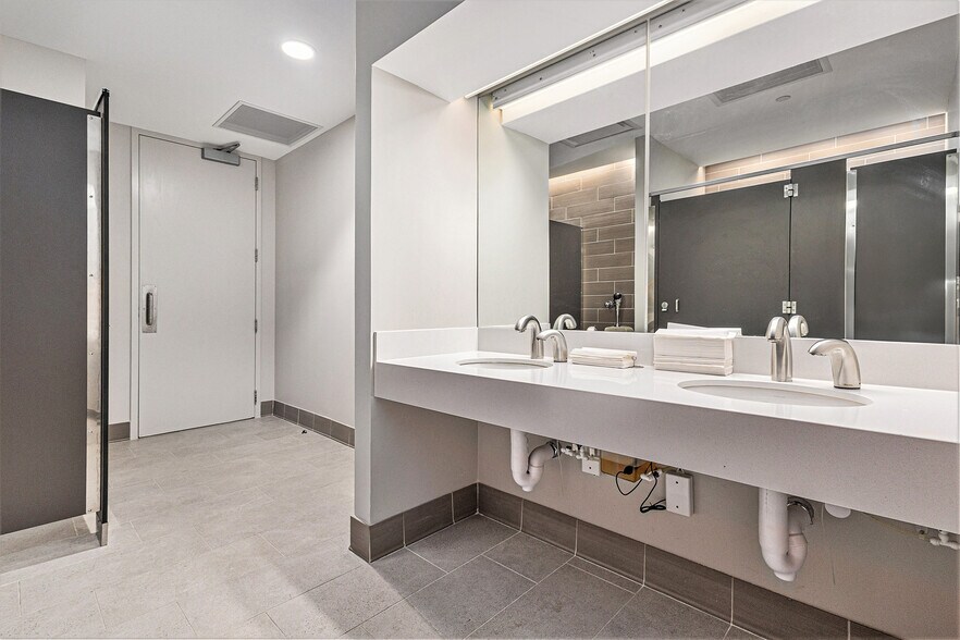 More Photos Of 2001 Park Pl, Birmingham Office For Lease