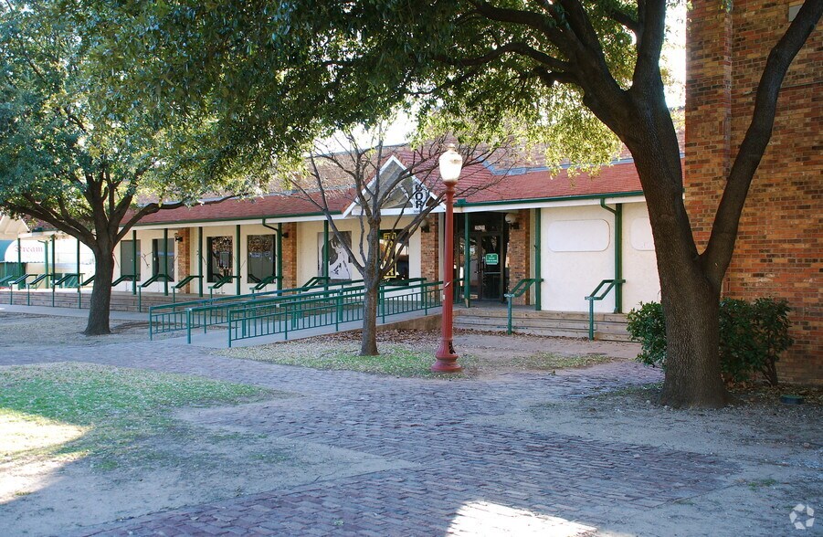 More Photos Of 2521-2525 Rodeo Plz, Fort Worth Restaurant For Lease