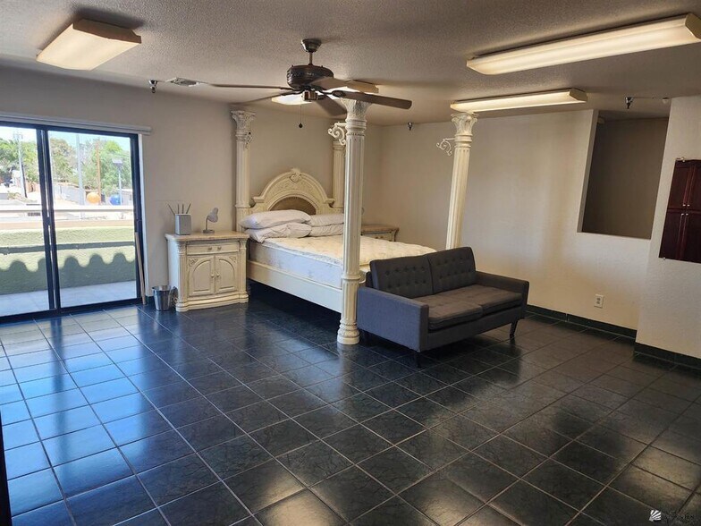 More Photos Of 877 W 8th St, Yuma Auto Dealership For Sale