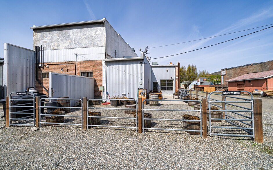 More Photos Of 1307 Main St, Oroville Bar For Sale