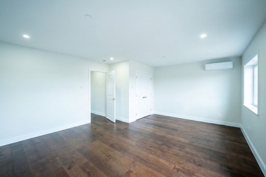 More Photos Of 15026 12th Ave, Whitestone General Retail For Sale