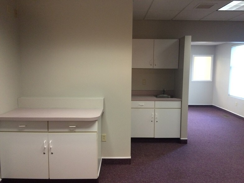 More Photos Of 8790 E Market St, Warren Medical For Sale