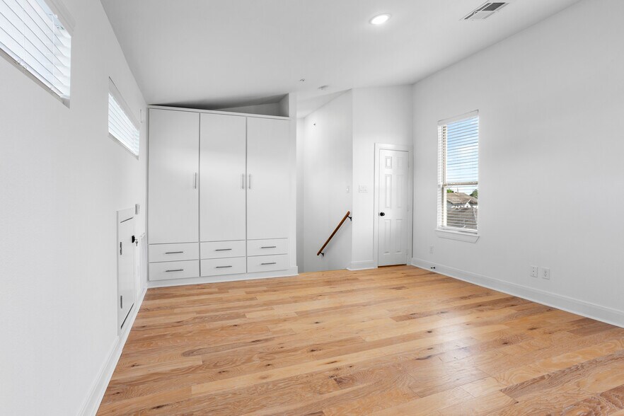 More Photos Of 319 Eastwood St, Houston Apartments For Sale