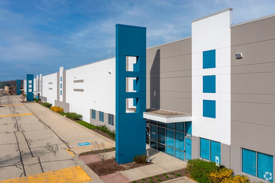 More Photos Of 6400-6430 W Howard St, Niles Distribution For Lease
