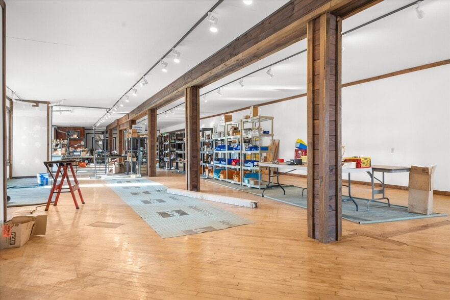 More Photos Of 102 S Richmond St, Fleetwood Warehouse For Sale