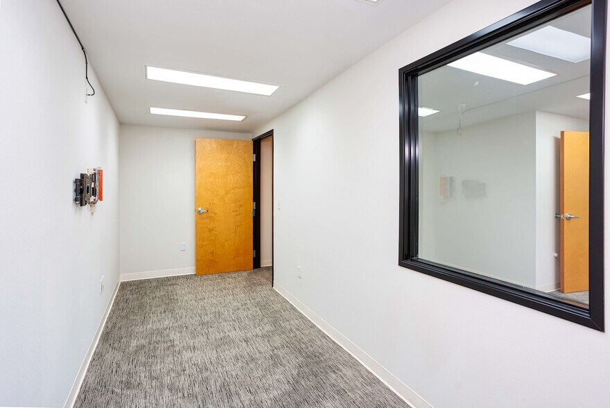 More Photos Of 2400-2418 E Burnside St, Portland Storefront Retail Office For Lease