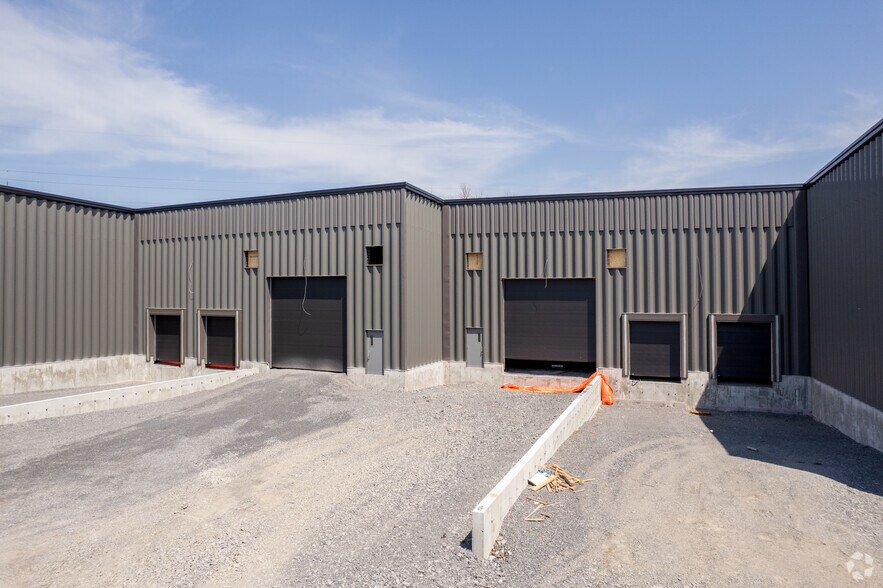 More Photos Of 5593 Av Pierre-Dansereau, Salaberry-de-valleyfield Warehouse For Sale