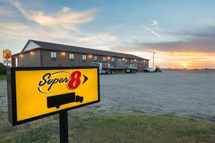 More Photos Of 709 S 13th St, Wakeeney Hotel For Sale