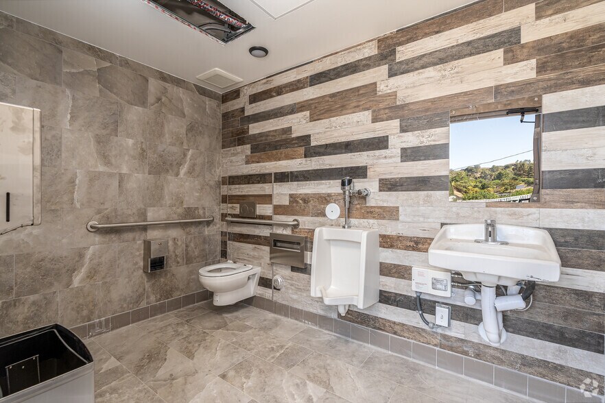 More Photos Of 9668 Sunland Blvd, Shadow Hills Medical For Lease