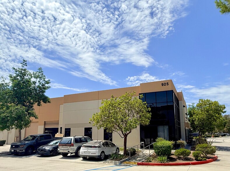 More Photos Of 925 Poinsettia Ave, Vista Manufacturing For Sale