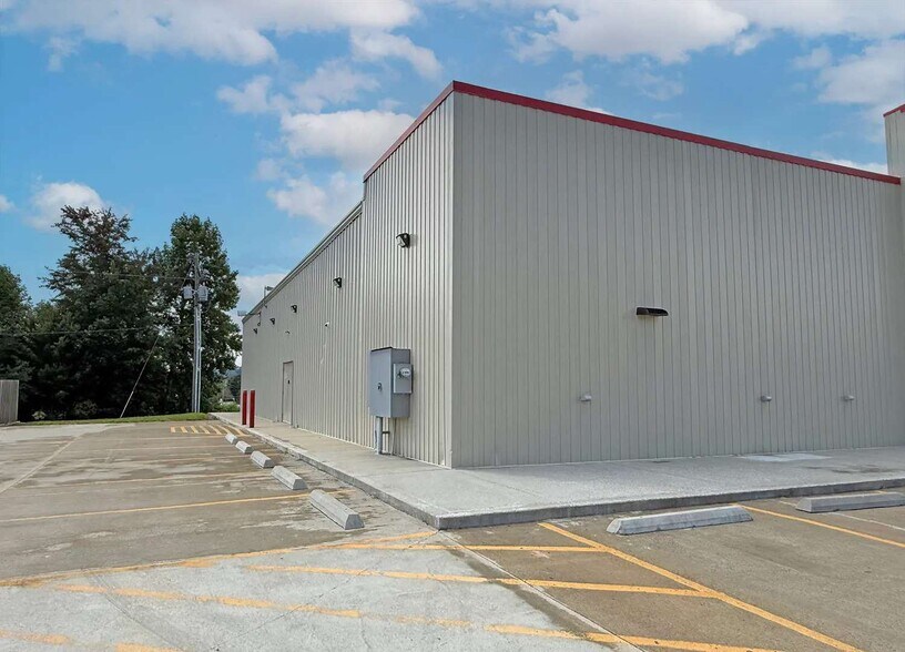 More Photos Of 2040 Keavy, London Freestanding For Lease