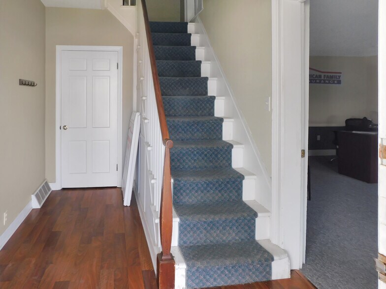 More Photos Of 122 E Main St, Rockton Office For Lease