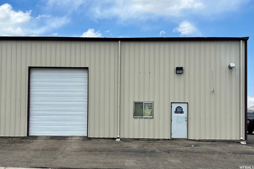 More Photos Of 540 Wright Brothers Dr, Naples Warehouse For Lease