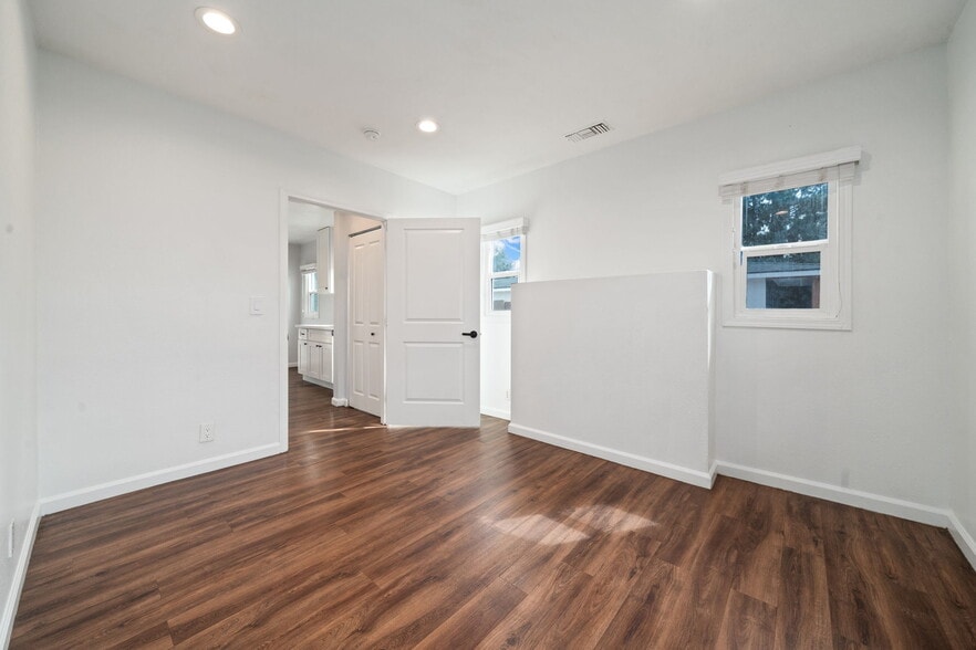 More Photos Of 2283 N Batavia St, Orange Contractor Storage Yard For Sale