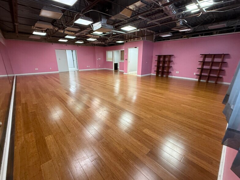 More Photos Of 6251 US Highway 19 N, Pinellas Park Showroom For Lease