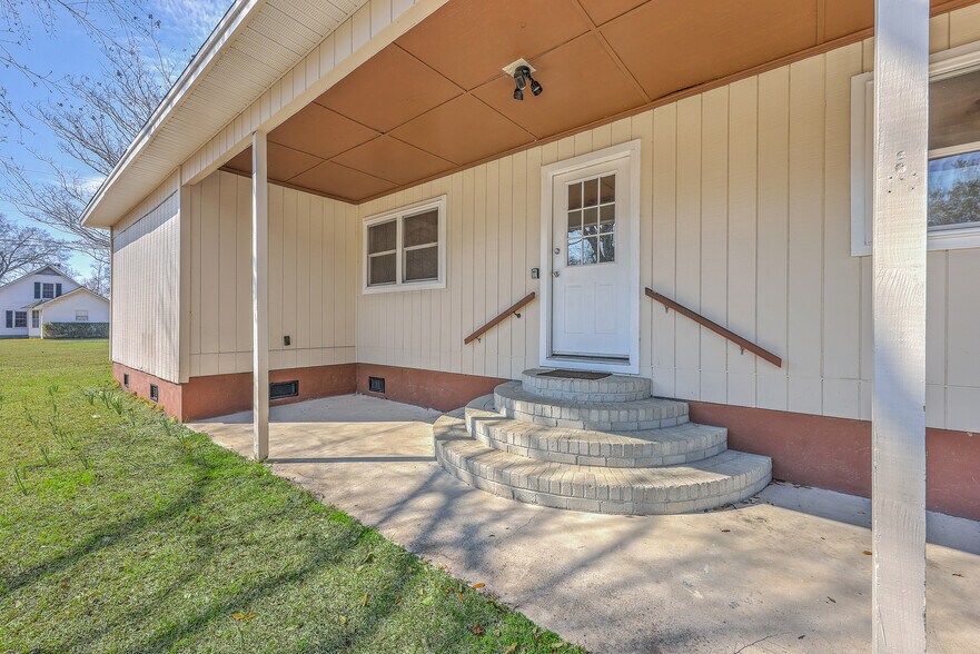 More Photos Of 106 Mayrant St, Summerville Office For Sale