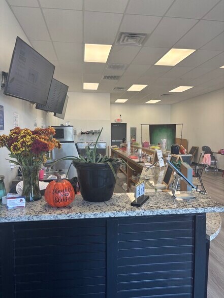 More Photos Of 710 E Sublett Rd, Arlington Unknown For Lease