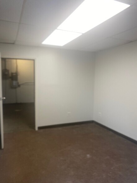 More Photos Of 65 Brook Ave, Deer Park Warehouse For Lease