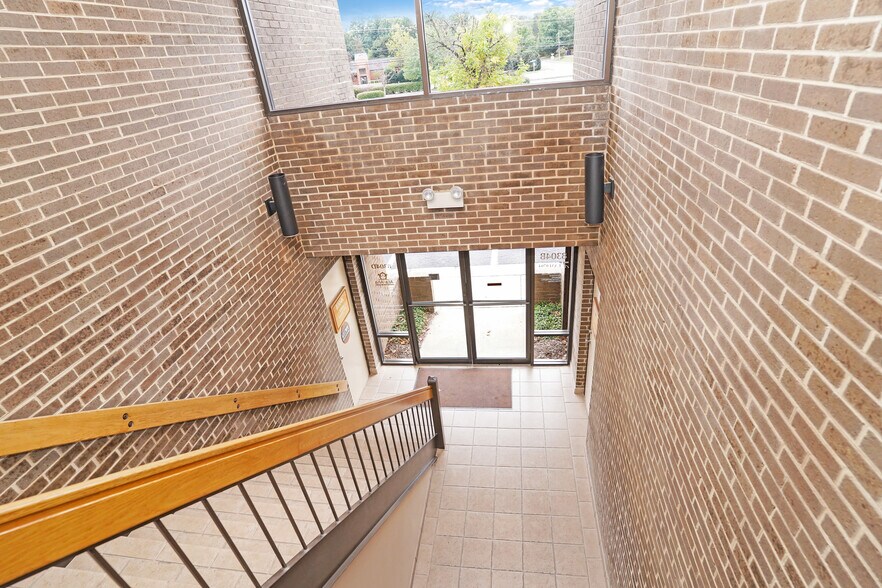 More Photos Of 8302-8304 Old Courthouse Rd, Vienna Office For Sale