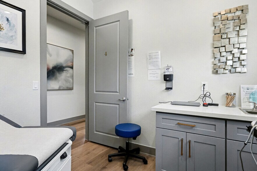 More Photos Of 205 Bella Katy Dr, Katy Medical For Lease