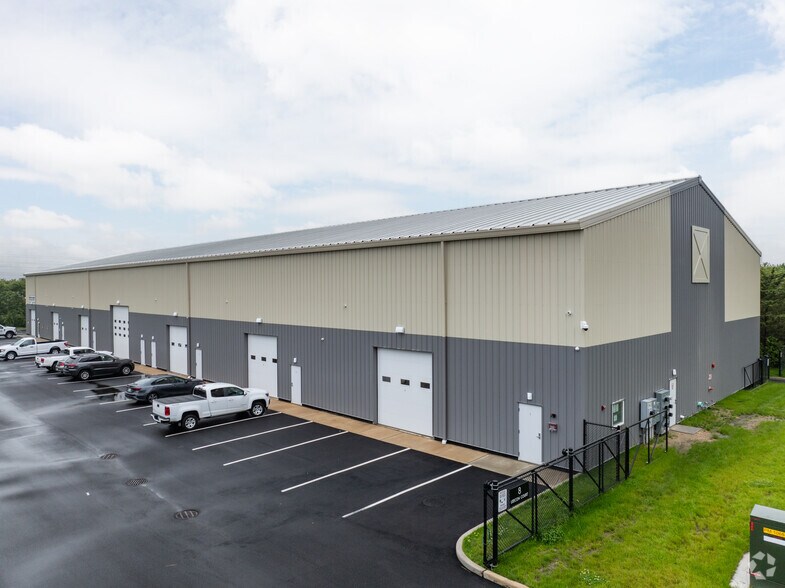 More Photos Of 8 Leecon Ct, Southampton Warehouse For Lease