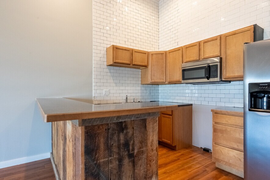 More Photos Of 211 Jetway Dr, Belgrade Flex For Sale