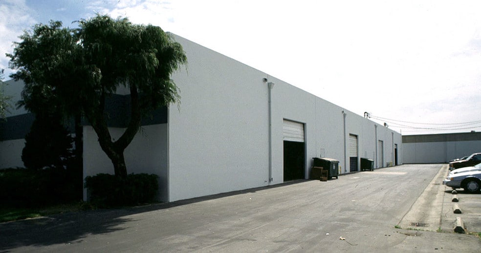 More Photos Of 13909-13929 Struikman Rd, Cerritos Warehouse For Lease
