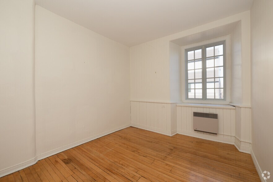 More Photos Of 32 Rue Saint-Charles, Longueuil Office For Lease