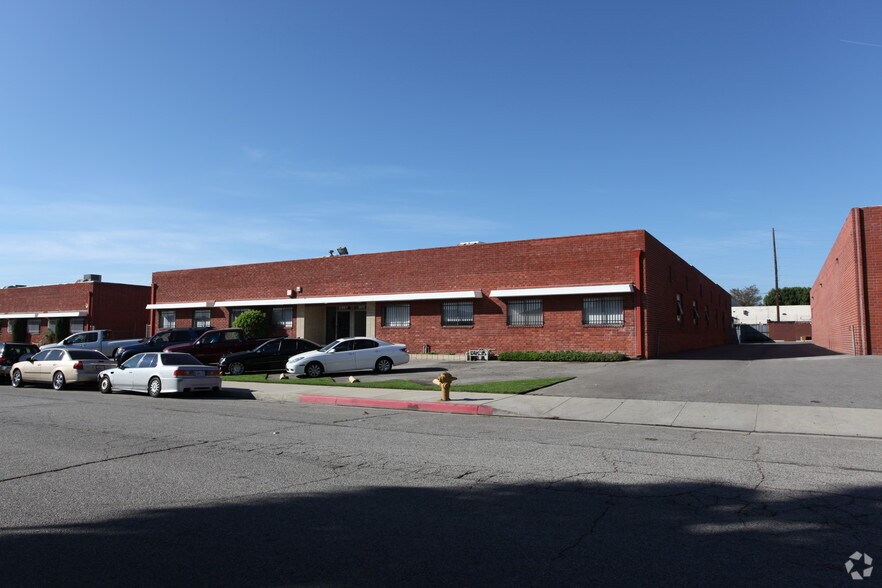 More Photos Of 8967-8975 Fullbright Ave, Chatsworth Service For Lease