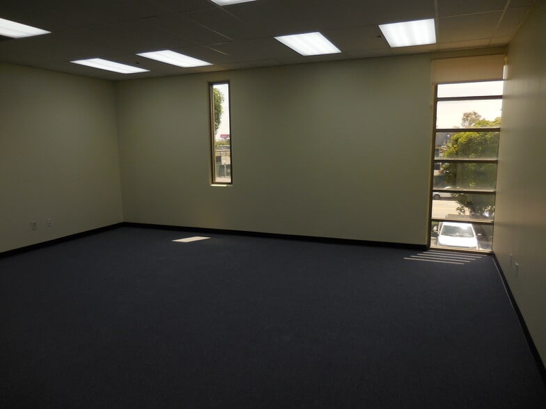 More Photos Of 19801 Hamilton Ave, Torrance Warehouse For Lease