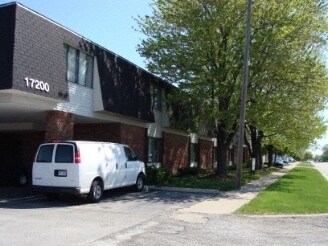 More Photos Of 17200 W 10 Mile Rd, Southfield Office For Lease