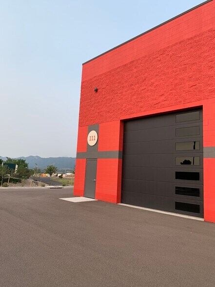 More Photos Of 1925 Deer Creek Rd, Monument Showroom For Lease