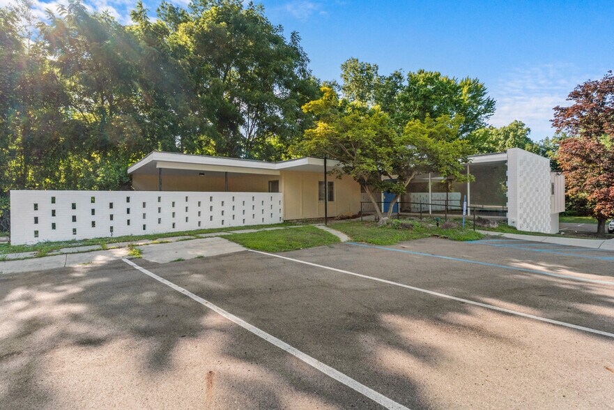 More Photos Of 2532 Spring Arbor Rd, Jackson Medical For Sale