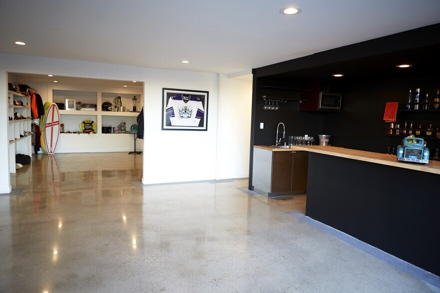 More Photos Of 3025 Airport Ave, Santa Monica Loft Creative Space For Lease