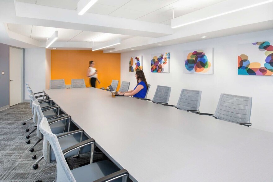 More Photos Of 1000 Vermont Ave NW, Washington Office For Lease