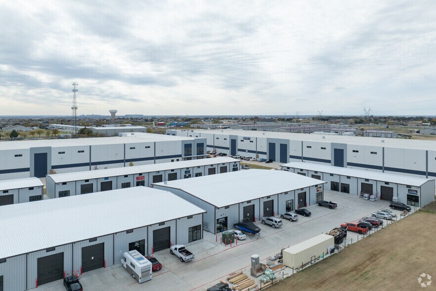 More Photos Of 13055 Harmon Rd, Fort Worth Warehouse For Lease