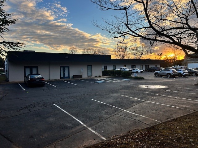 More Photos Of 1411 Plaza West Rd, Winston-Salem Medical For Lease