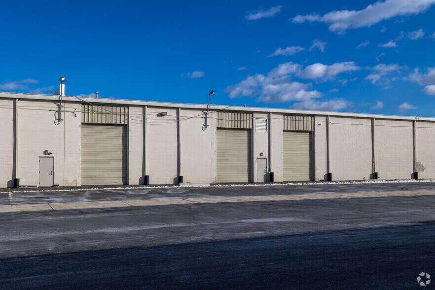 More Photos Of 200 Connecticut Dr, Burlington Warehouse For Lease