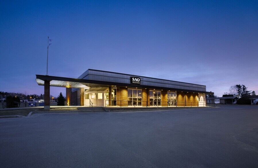 More Photos Of 705 Av Du Pont N, Alma General Retail For Lease