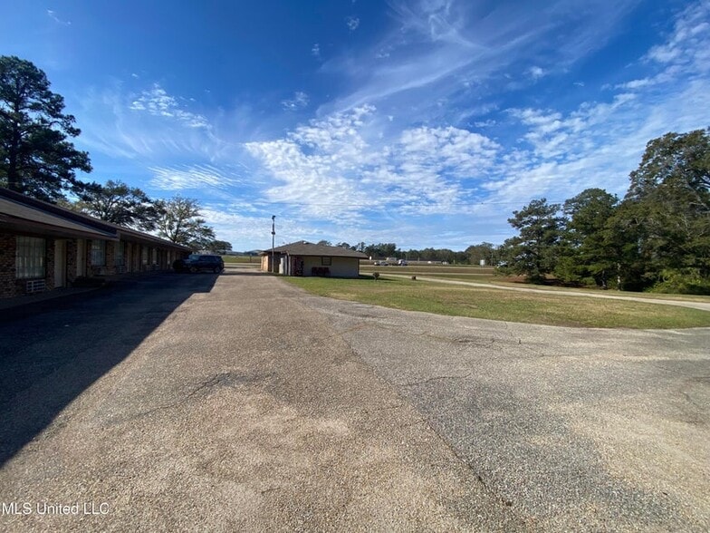 More Photos Of 404 Frontage Dr E, Wiggins Hotel For Sale